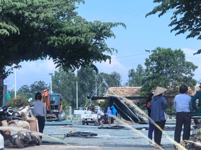 Ngành chức năng huyện Thanh Trì và xã Thanh Liệt đã tiến hành cưỡng chế một phần vi phạm tại khu chợ xe.