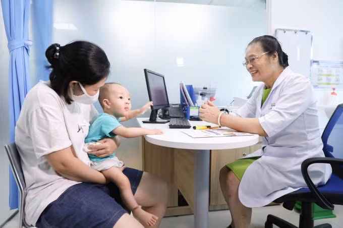 Ngay trong buổi khai trường, nhiều bà mẹ đã đưa con nhỏ đến Nutrihome để thăm khám về dinh dưỡng.