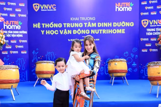 Gia đình Khánh Thi đến trải nghiệm thăm khám dinh dưỡng, vận động tại Nutrihome TP.HCM.