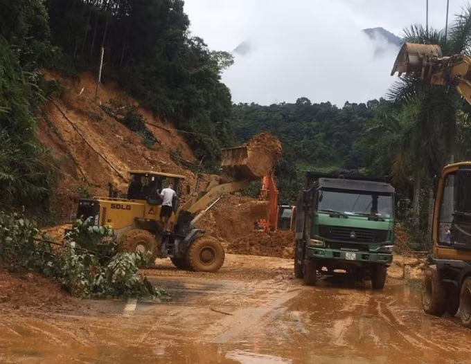 Khắc phục hậu quả sạt lở do mưa lũ gây ra trên Quốc lộ 2. Ảnh: TL