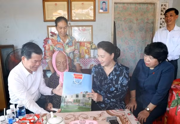 Chủ tịch Quốc hội Nguyễn Thị Kim Ngân thăm và tặng quà Mẹ Việt Nam Anh hùng Võ Thị Vĩ ở xã Hòa Long, TP Bà Rịa. Ảnh: Báo ĐBND