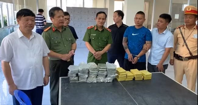 Ông Nguyễn Văn Phóng - Chủ tịch UBND tỉnh Hưng Yên (áo trắng bên trái) cùng Đại tá Phạm Đăng Khoa, Giám đốc Công an tỉnh (thứ 2 từ trái qua) biểu dương chiến công của lực lượng chức năng. Ảnh: Ánh Nguyệt