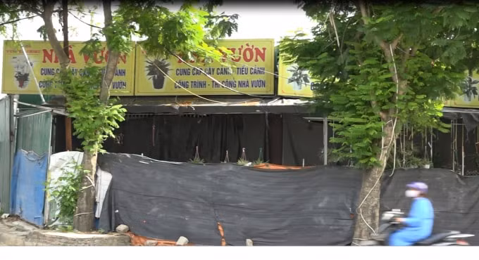 Vườn Lan xây dựng trên đất công.