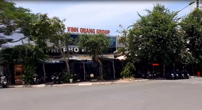 Dự án bãi xe của Tập đoàn Vinh Quang Group bị biến tường thành ki ốt.