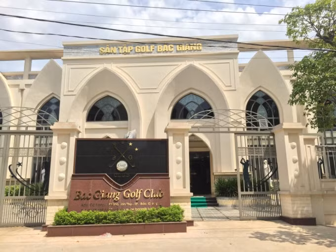 Sân tập golf Bắc Giang nằm trên đất Công viên Hoàng Hoa Thám. Ảnh: Tuổi trẻ Thủ đô