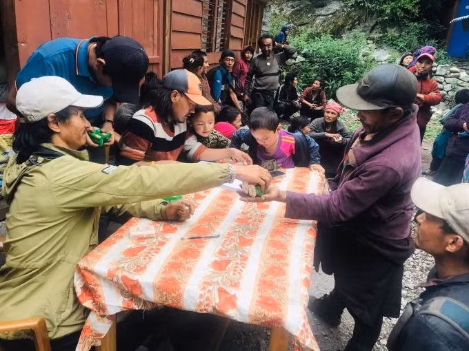 Hoạt động phân phối xà phòng cho dân làng Namrung, Nubri, tháng 6 năm 2020 - Ảnh: Pema Dhundup