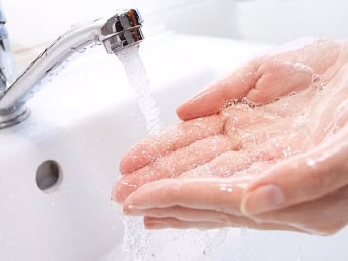 Vệ sinh tay sạch sẽ là một trong những việc cần làm để phòng tránh virus SARS-CoV-2. Ảnh minh họa.