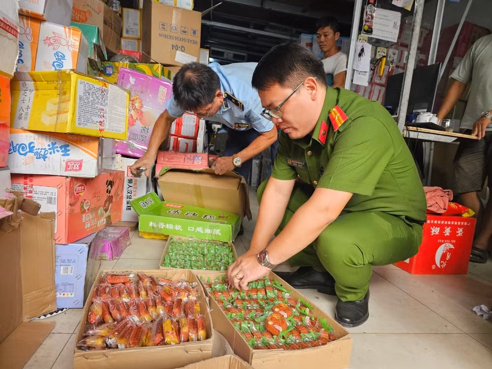 tiep tuc phat hien thuc pham lau tai thu phu banh keo nhai la phu hinh 1