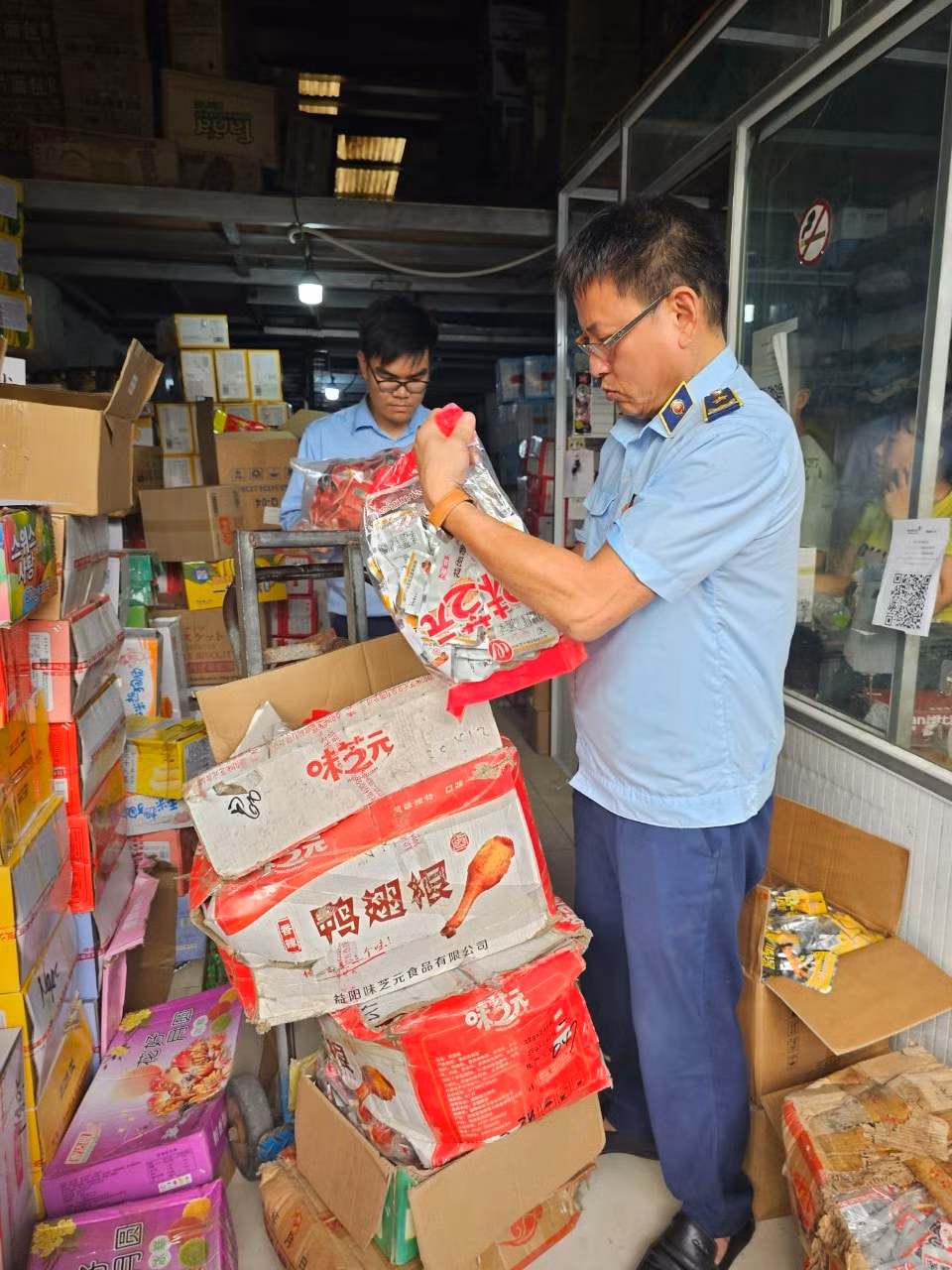 tiep tuc phat hien thuc pham lau tai thu phu banh keo nhai la phu hinh 2
