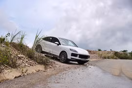 Porsche Cayenne E-Hybrid 2026: Khi người dùng cần khó tính hơn