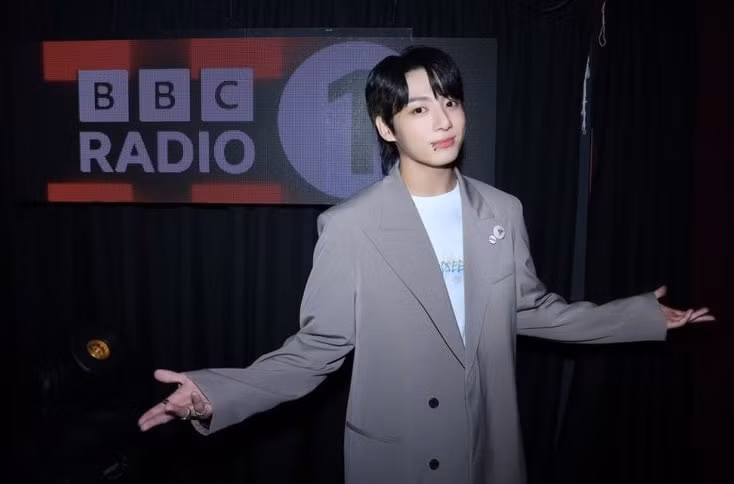 jungkook bts dung dau bang xep hang billboard toan cau tuan thu 4 lien tiep hinh 1