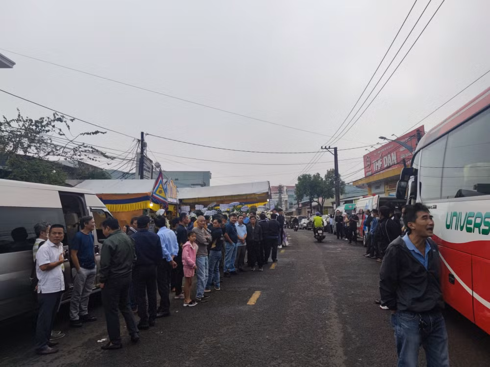 nguoi ham mo pho nui dau xot dua tien thi the hlv duong minh ninh sang dak lak hoa tang hinh 2