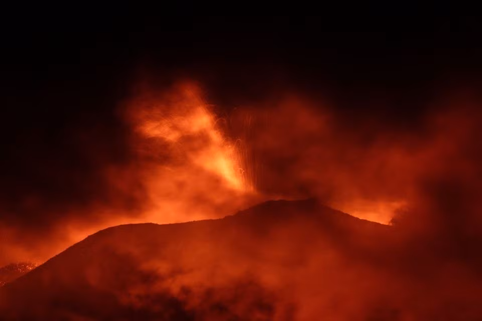 nui lua etna o y phun trao du doi san bay bi dong cua hinh 1