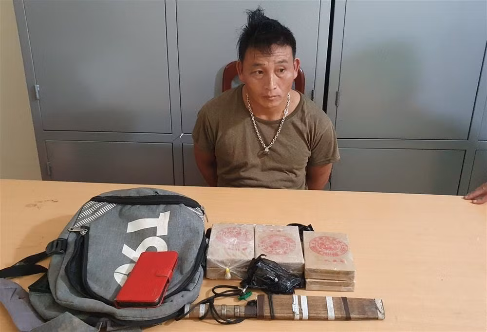 bat doi tuong van chuyen trai phep 06 banh heroin tu lao ve viet nam tieu thu hinh 1