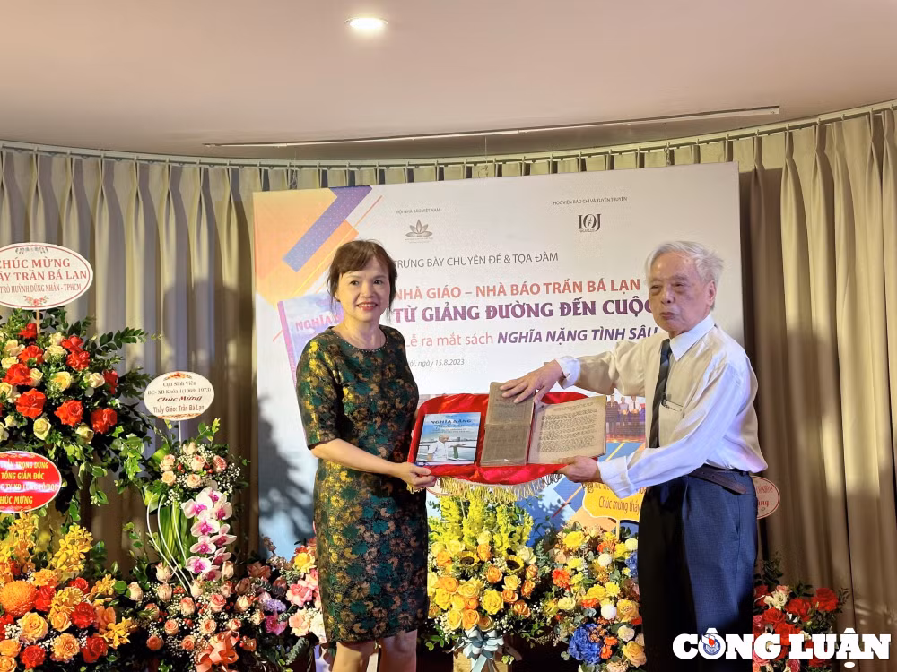 ra mat sach nghia nang tinh sau ve cuoc doi va su nghiep cua nha bao tran ba lan hinh 5
