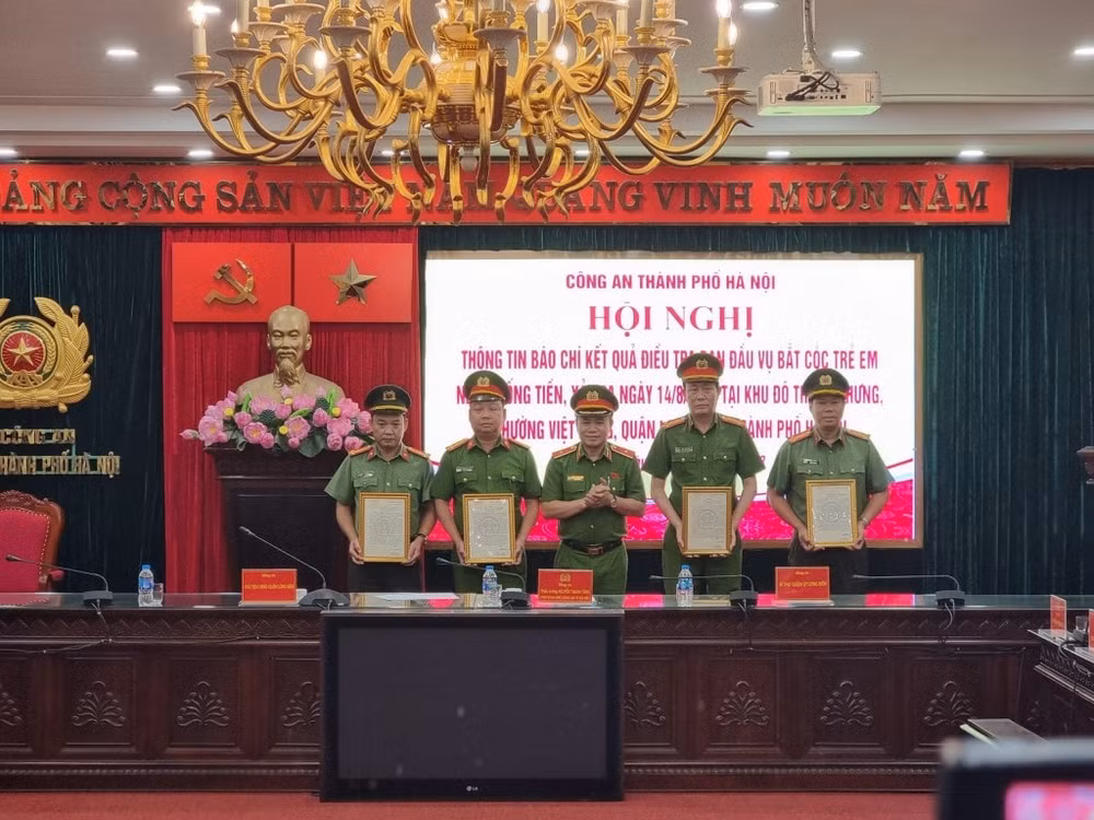 lanh dao ha noi khen thuong cac don vi giai cuu be trai bi bat coc hinh 1