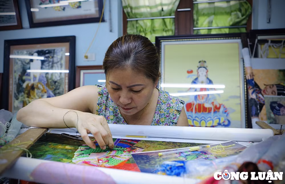 nghe nhan nang long voi nghe theu tranh thu cong truyen thong hinh 5
