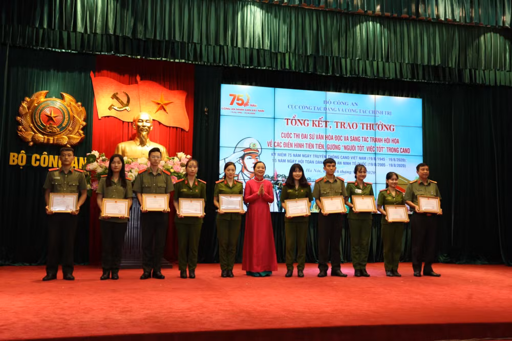 nu sinh vien hoc vien canh sat nhan dan voi uoc mo cong hien cho que huong hinh 2