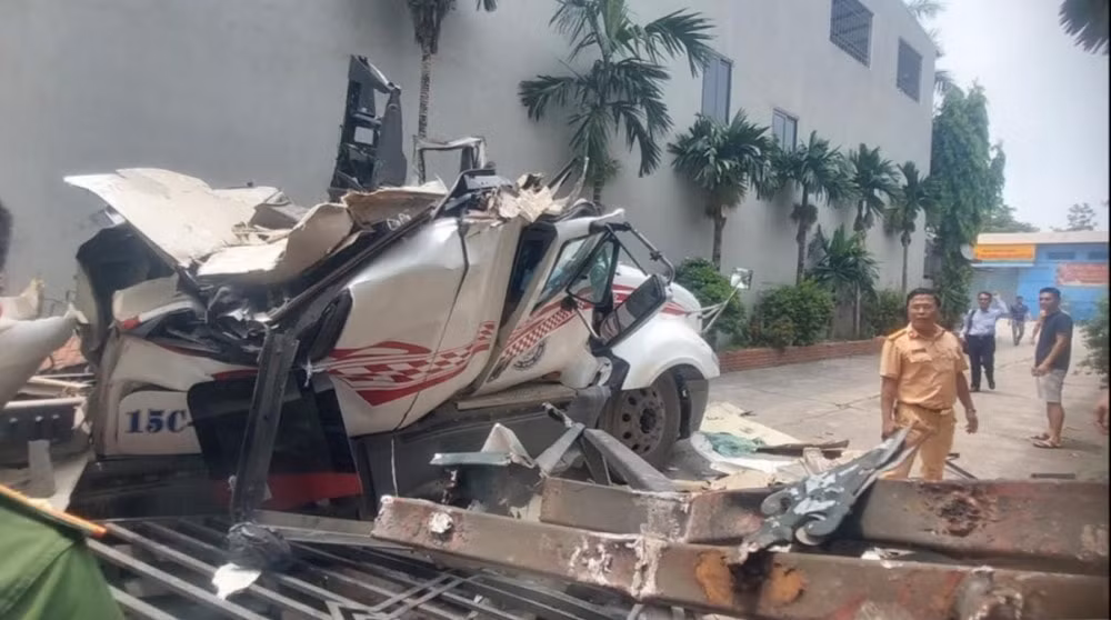 bac giang tai xe xe container tu vong sau khi dam sap cong nha dan hinh 1