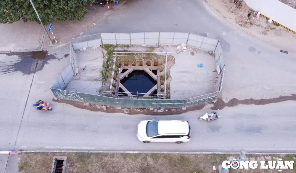 ha noi 9 chiec lo cot bo hoang nam tren tuyen duong dai 300m khien giao thong un tac hinh 2