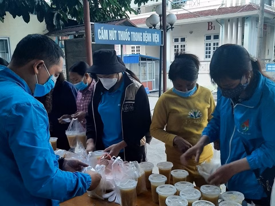 nguoi cong nhan trao gui nhung yeu thuong tham lang hinh 1