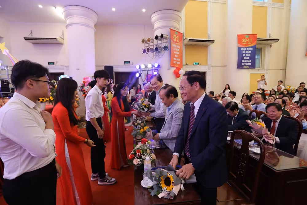 truong dai hoc kinh doanh va cong nghe ha noi ky niem 40 nam ngay nha giao viet nam hinh 1