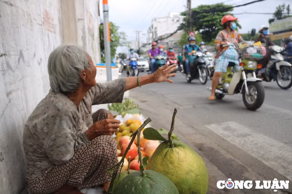 cu ba 92 tuoi ban trai cay le duong nuoi con tam than hinh 3
