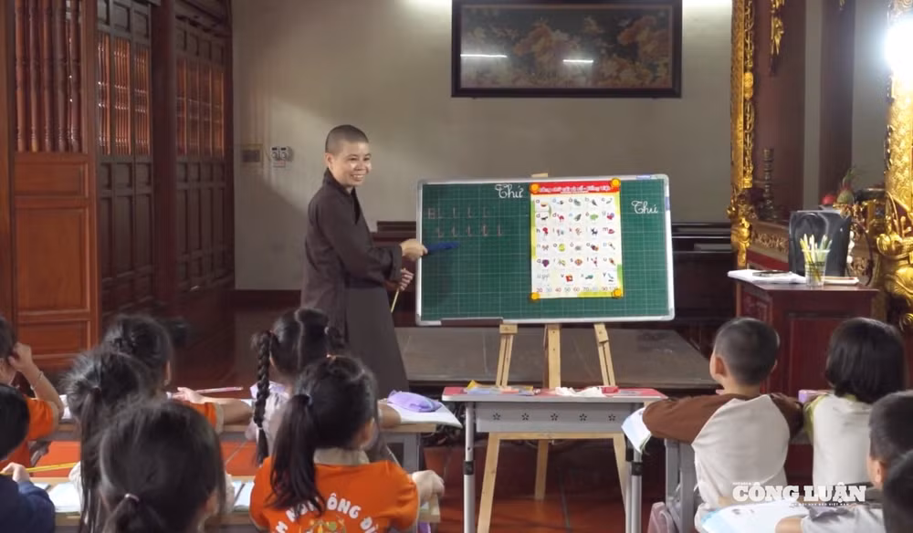 Sư cô Thích Nữ Tịnh Nhãn trong một buổi dạy lớp học miễn phí.