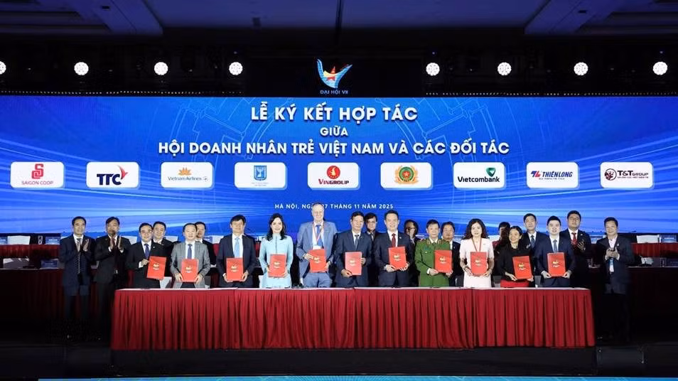 Ông Đỗ Vinh Quang, Phó Chủ tịch HĐQT T&amp;T Group (ngoài cùng bên phải) và đại diện các doanh nghiệp ký biên bản ghi nhớ hợp tác với Hội Doanh nhân trẻ Việt Nam