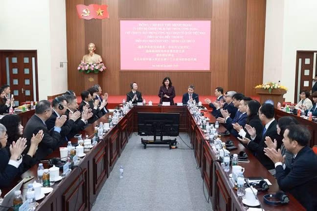 Chủ tịch Bùi Thị Minh Hoài tiếp Đoàn đại biểu tham dự Diễn đàn nhân dân Việt - Trung lần thứ 13