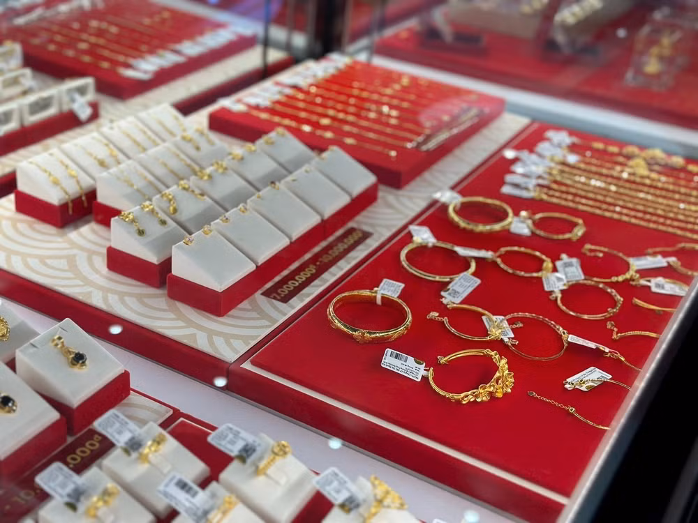 Giá vàng hôm nay 15 12 2025 Giá vàng SJC, giá vàng nhẫn, vàng miếng trong nước và giá vàng thế giới