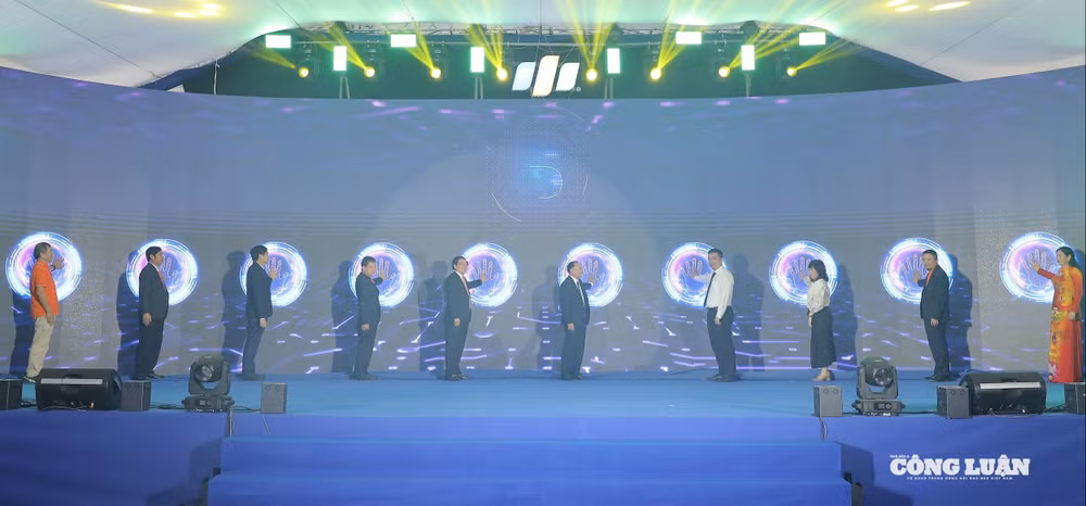 Các đại biểu thực hiện nghi thức bấm nút khởi công động thổ Dự án Trung tâm nghiên cứu Trí tuệ nhân tạo AI