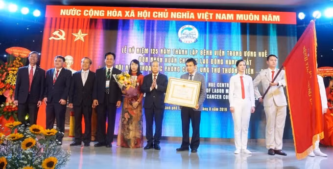 Bệnh viện TW Huế đón nhận Huân chương Lao động Hạng Nhất.