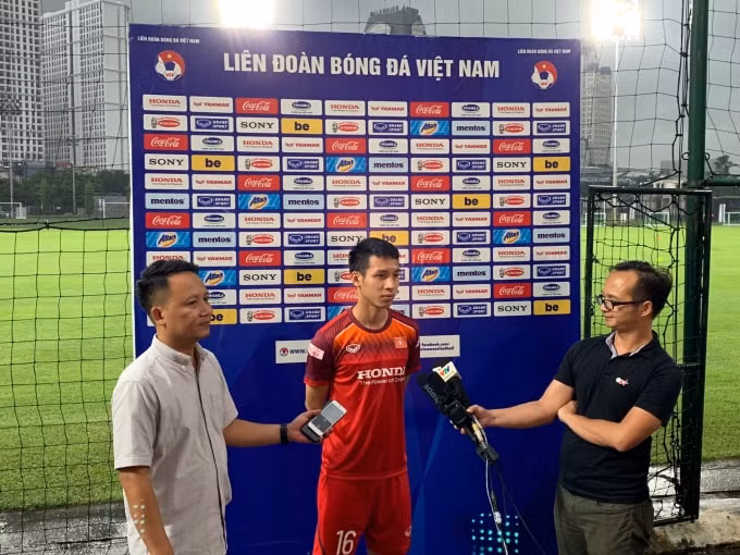 Đỗ Hùng Dũng trả lời phỏng vấn. Ảnh: Hoàng Dương