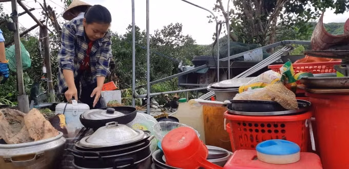 Trước khi bão đổ bộ, một trận giông kèm lốc xoáy và mưa lớn bất ngờ xảy ra khiến 1 ngôi nhà bị sập hoàn toàn, 41 ngôi nhà khác bị tốc mái, hư hỏng