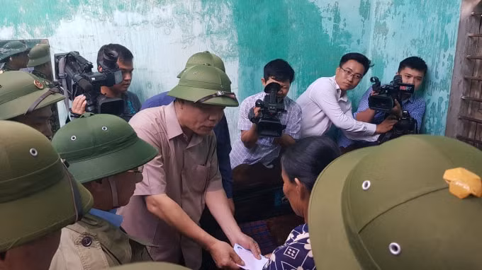 Bộ trưởng Nguyễn Xuân Cường đã ân cần động viên, chia sẻ cùng bà con nhân dân trước những khó khăn thiên tai, mưa lũ gây ra