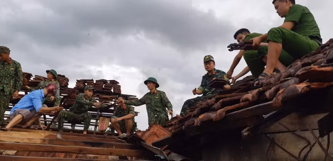 Cán bộ, chiến sĩ lực lượng quân sự, công an, dân quân địa phương và người dân địa phương tập trung giúp các hộ dân khắc phục hậu quả lốc xoáy, sớm ổn định cuộc sống.