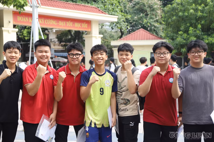 Hà Nội công bố điểm chuẩn vào lớp 10 của bốn trường THPT chuyên, dao động từ 25 đến 43,75 điểm