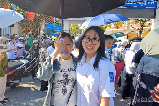 Thí sinh cười tươi vì làm tốt đề thi môn Toán.