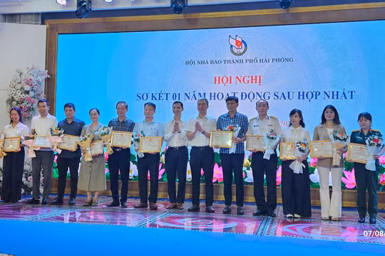 Hội Nhà báo TP. Hải Phòng long trọng tổ chức Hội nghị sơ kết 1 năm hoạt động sau hợp nhất. 