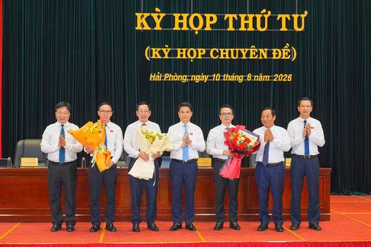 Bí thư Thành ủy Lê Ngọc Châu và Thường trực HĐND thành phố tặng hoa chúc mừng các đồng chí được bầu bổ sung các chức danh.