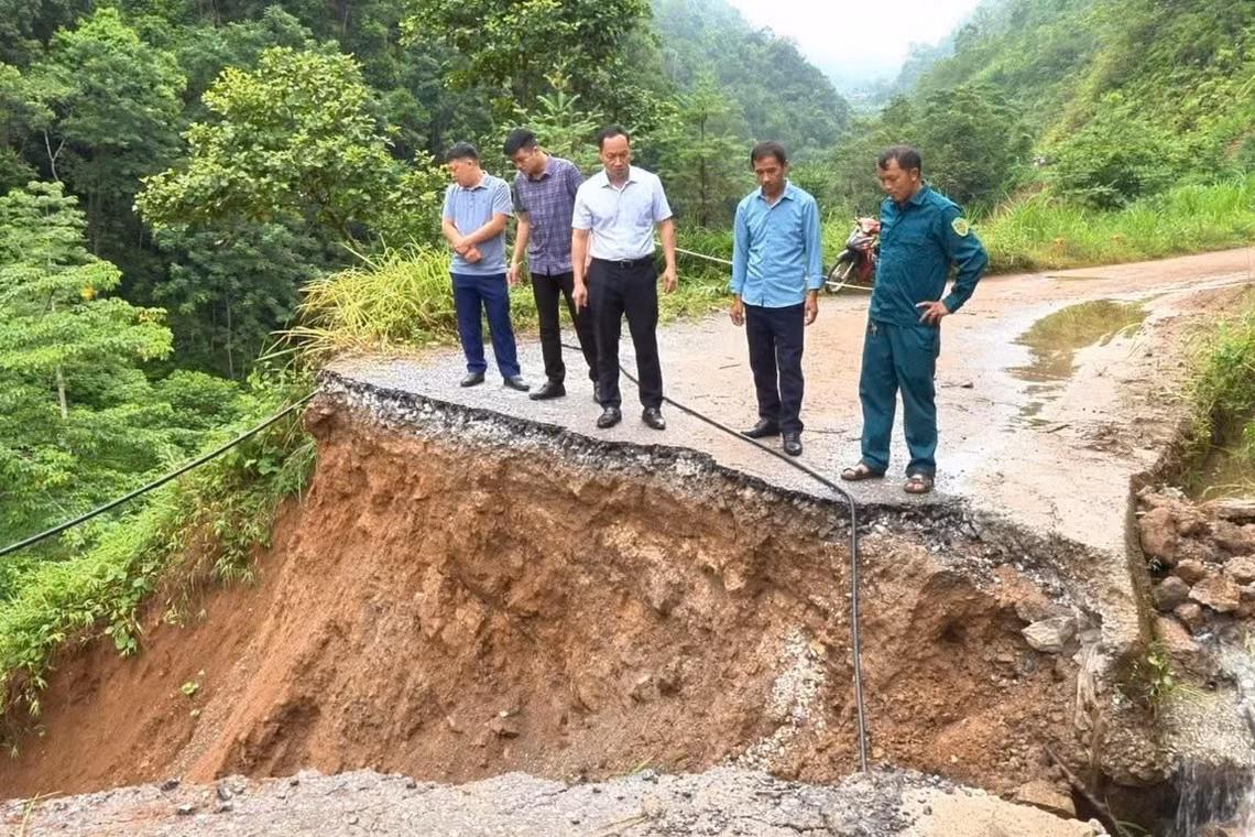 Mưa lớn gây sạt lở nhiều tuyến đường ở Tuyên Quang, giao thông bị chia cắt