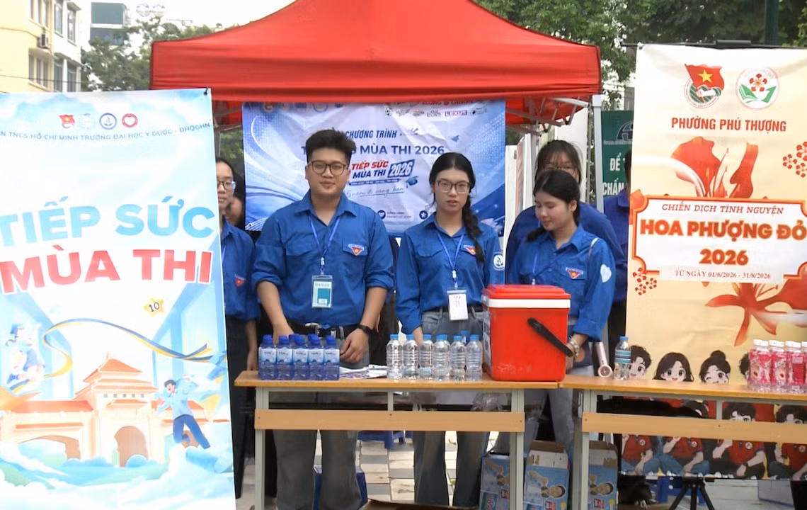 Áo xanh tình nguyện tiếp sức sĩ tử, lan tỏa yêu thương trong mùa thi 
