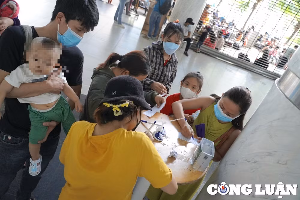 ben trong khu dieu tri sot xuat huyet nang o benh vien nhi dong 2 hinh 7
