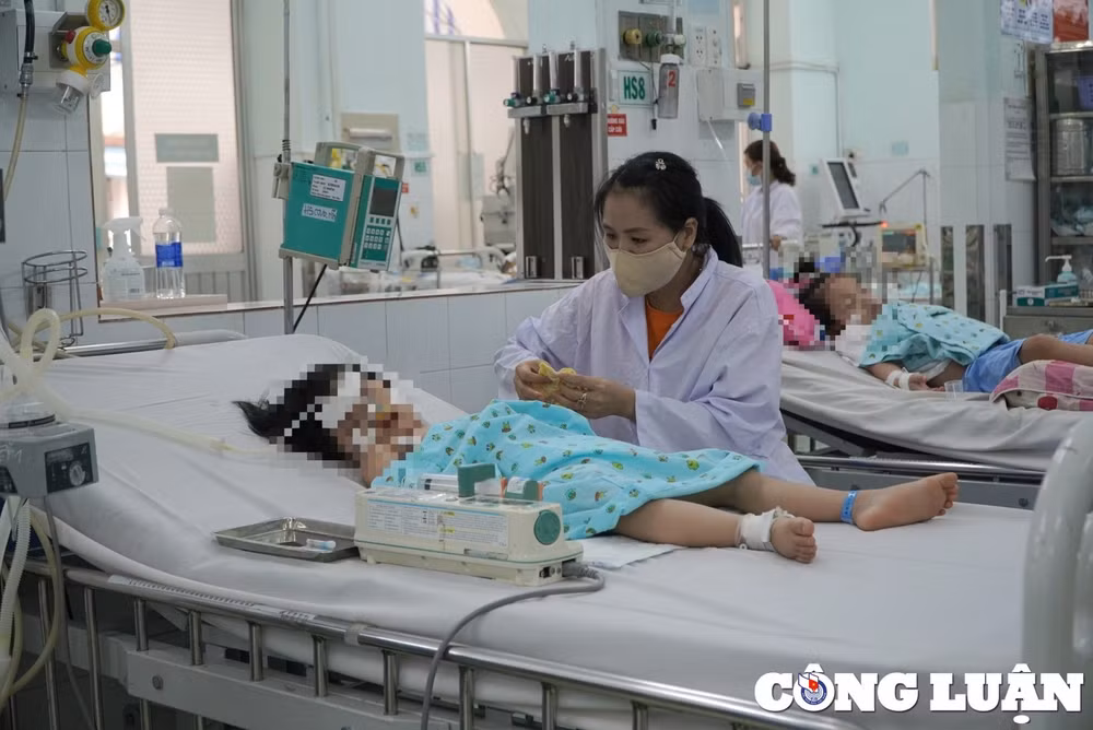 ben trong khu dieu tri sot xuat huyet nang o benh vien nhi dong 2 hinh 12