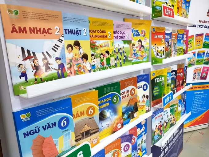 Hiện sách giáo khoa lớp 2 và lớp 6 đang được các nhà trường tổ chức chọn lựa (ảnh do NXNGDVN cung cấp).