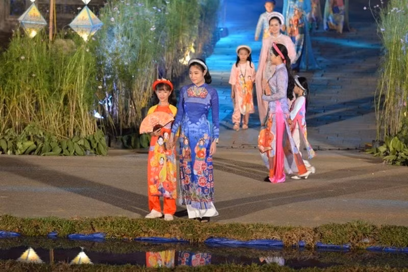 sap dien ra chuoi hoat dong quang ba ton vinh ao dai hue hinh 1