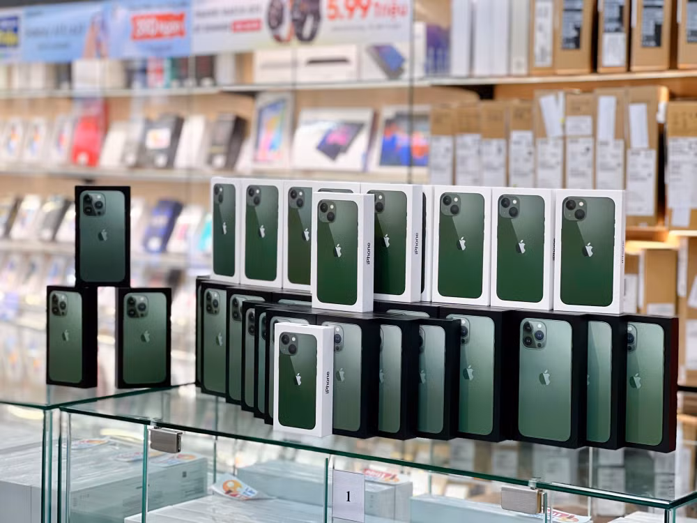 iphone o at giam gia don duong cho su ra mat cua iphone 14 hinh 1