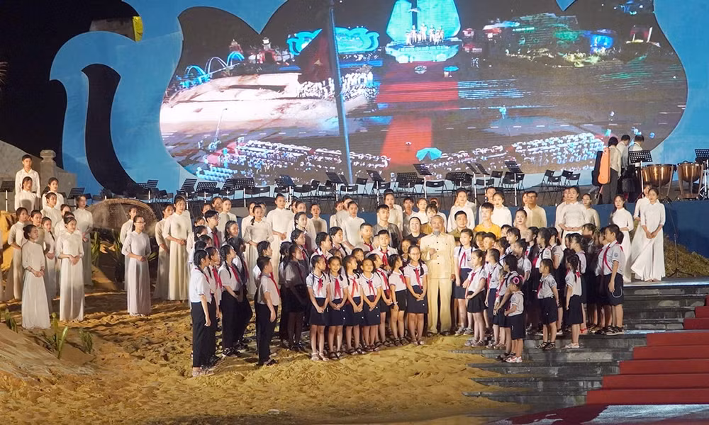 ky niem 65 nam ngay bac ho ve tham quang binh hinh 3