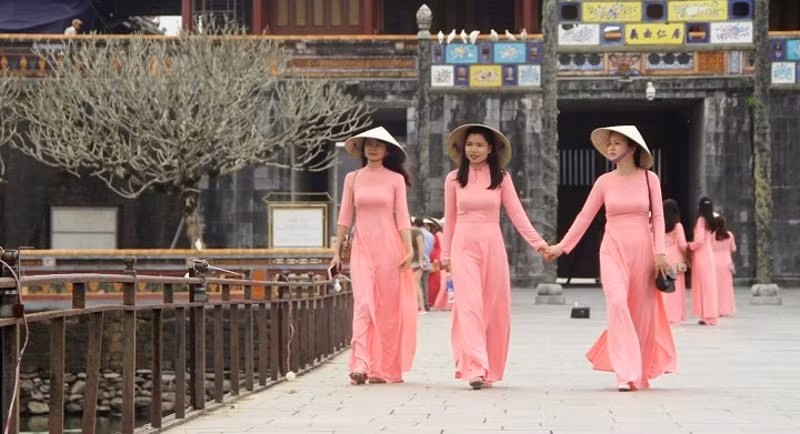 sap dien ra chuoi hoat dong quang ba ton vinh ao dai hue hinh 4